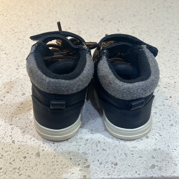 Kids size 6 toddler boys shoes - Picture 2 of 2